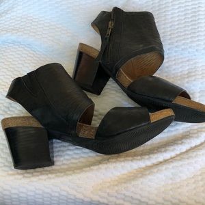 Soft 10M black leather sandals